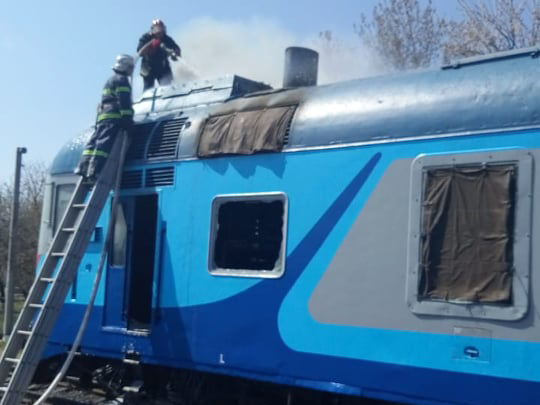 Дизель-поезд «Николаев-Долинская» загорелся в Новом Буге 9