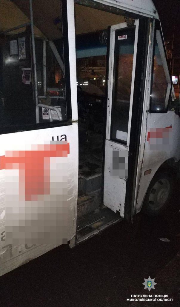 В Николаеве водитель автобуса возил пассажиров без прав, но под кайфом 3