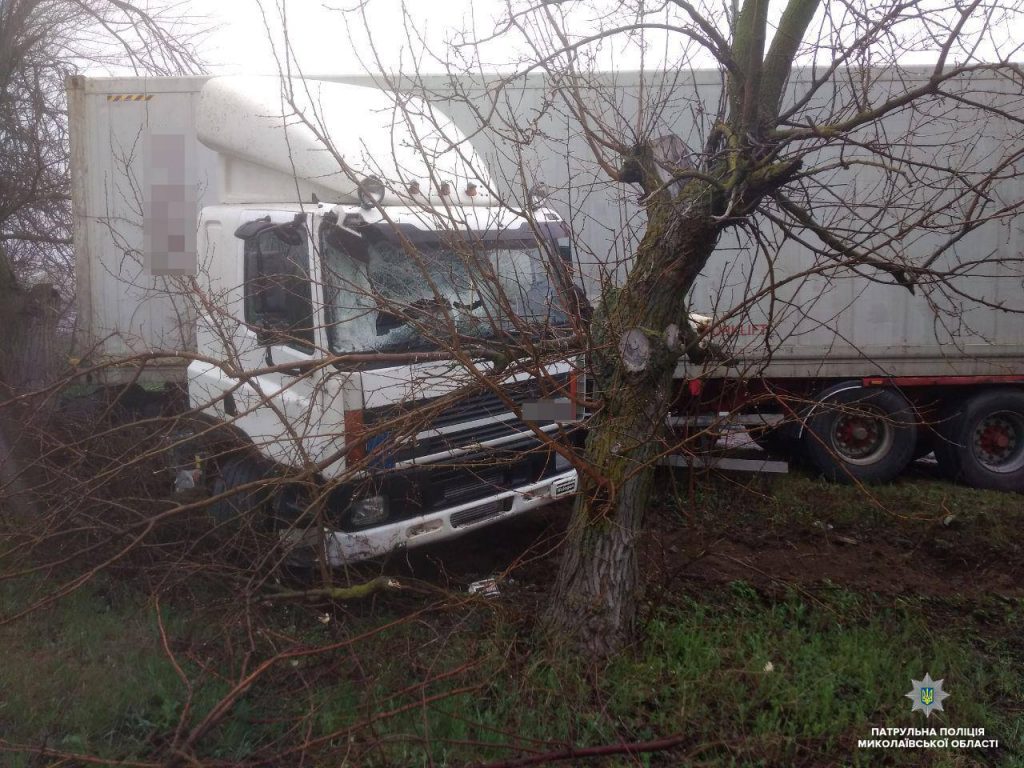 В Николаевской области столкнулись 3 автомобиля 1