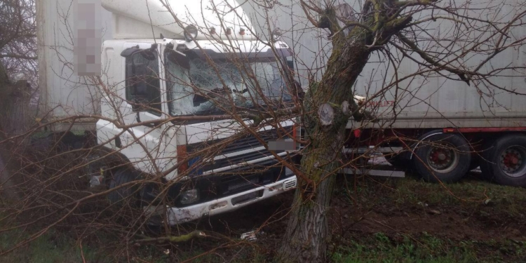 В Николаевской области столкнулись 3 автомобиля