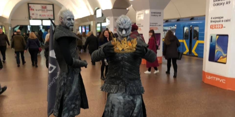 В киевском метро блуждали белые ходоки из «Игры престолов»