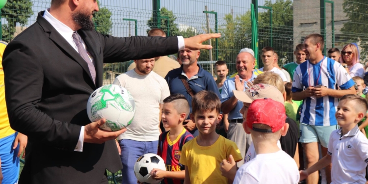 Растите умными и здоровыми: в Николаевской области успешно строят современные спортплощадки