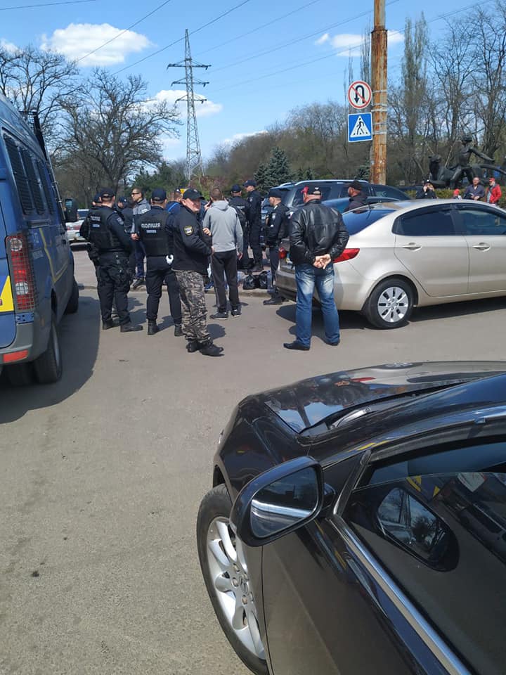 В Николаеве возле избиркома задержали вооруженных молодчиков 6