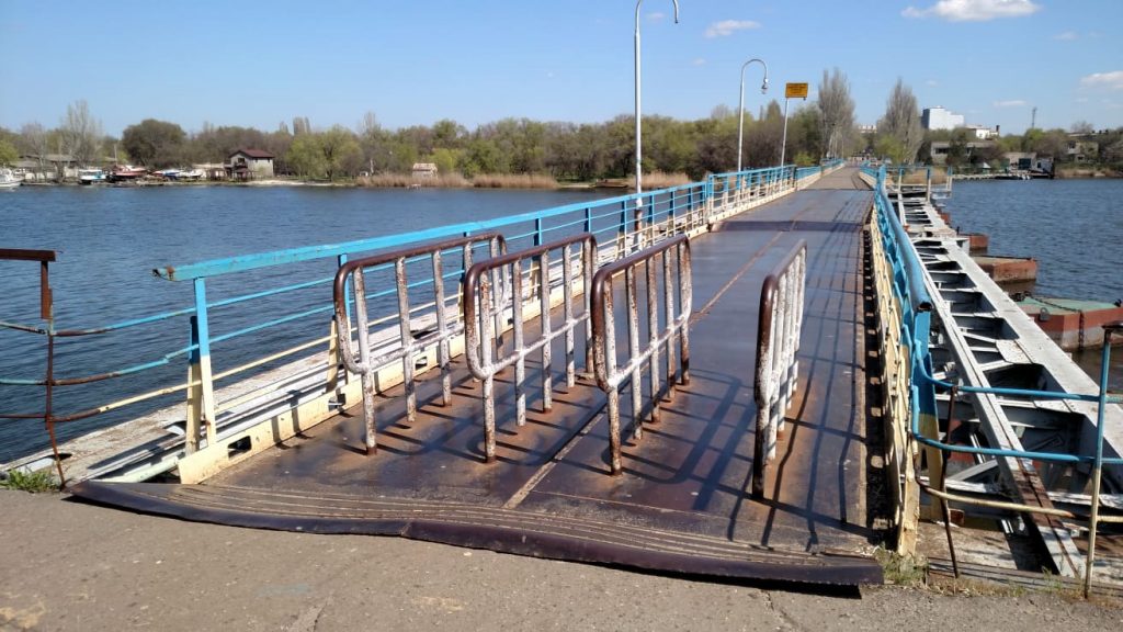 Николаевские велосипедисты ликуют. На понтонном мосту срезали часть металлических препятствий 5