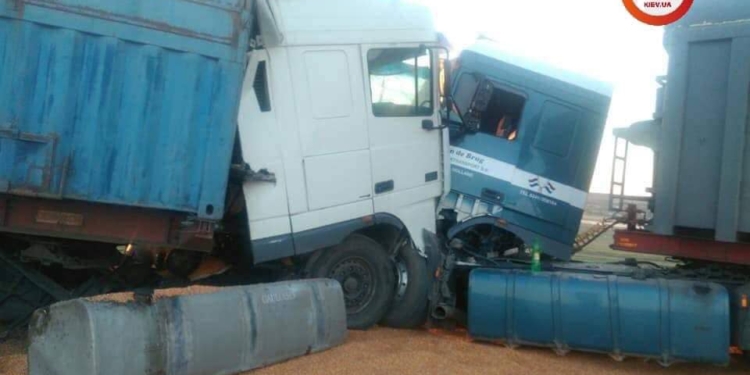 В Николаевской области два грузовика столкнулись из-за ямы на дороге