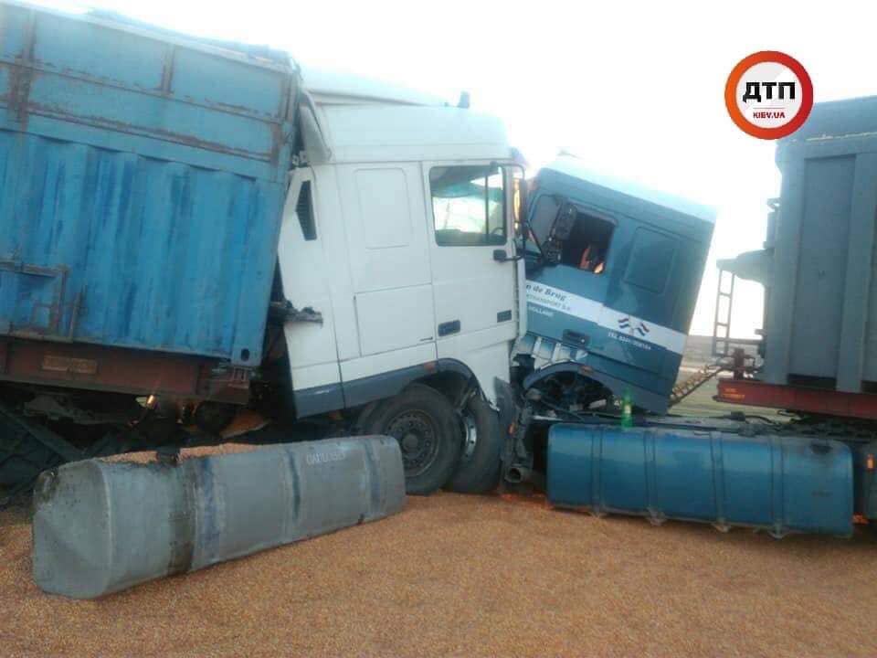 В Николаевской области два грузовика столкнулись из-за ямы на дороге 1