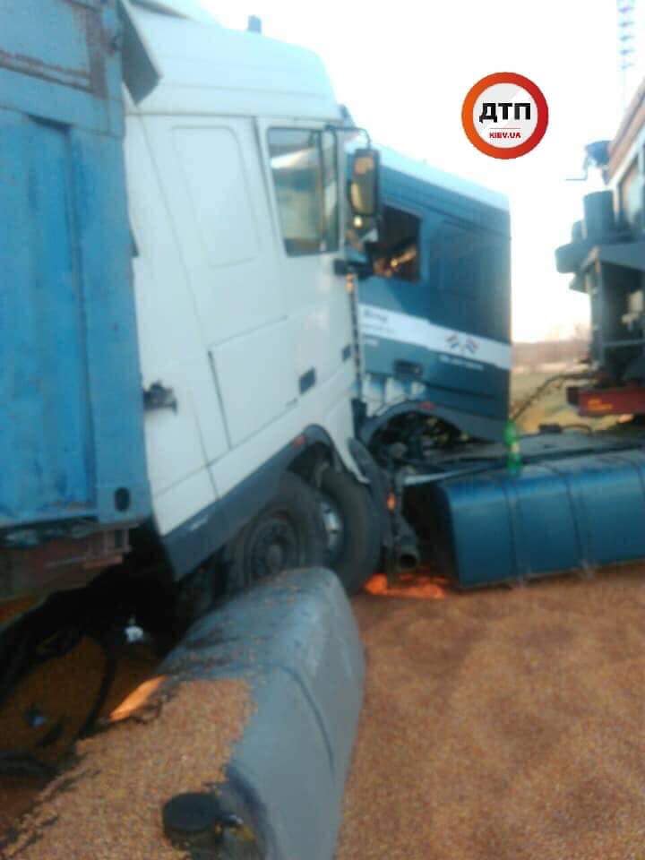 В Николаевской области два грузовика столкнулись из-за ямы на дороге 3