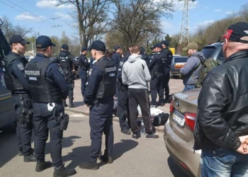 В Николаеве возле избиркома задержали вооруженных молодчиков