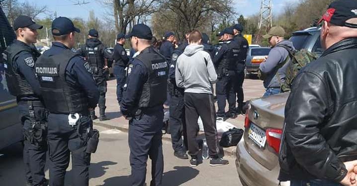 В Николаеве возле избиркома задержали вооруженных молодчиков