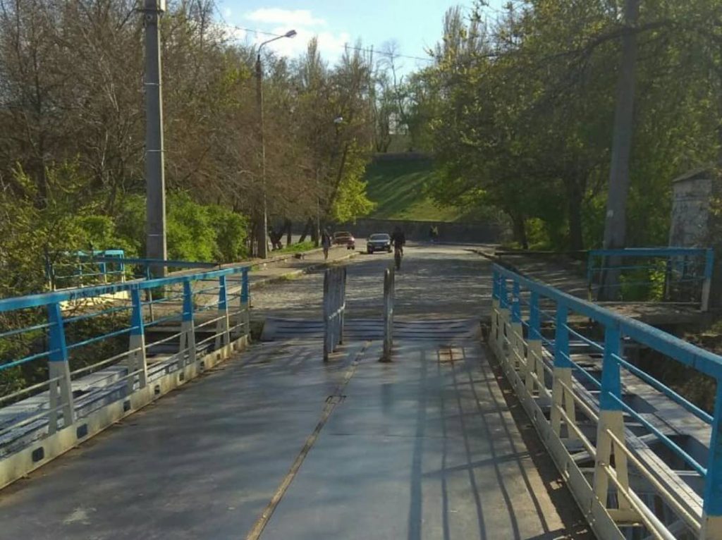 Николаевские велосипедисты ликуют. На понтонном мосту срезали часть металлических препятствий 7