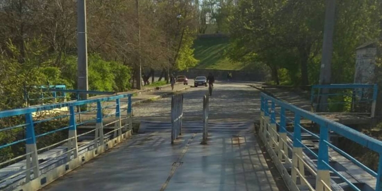 Николаевские велосипедисты ликуют. На понтонном мосту срезали часть металлических препятствий