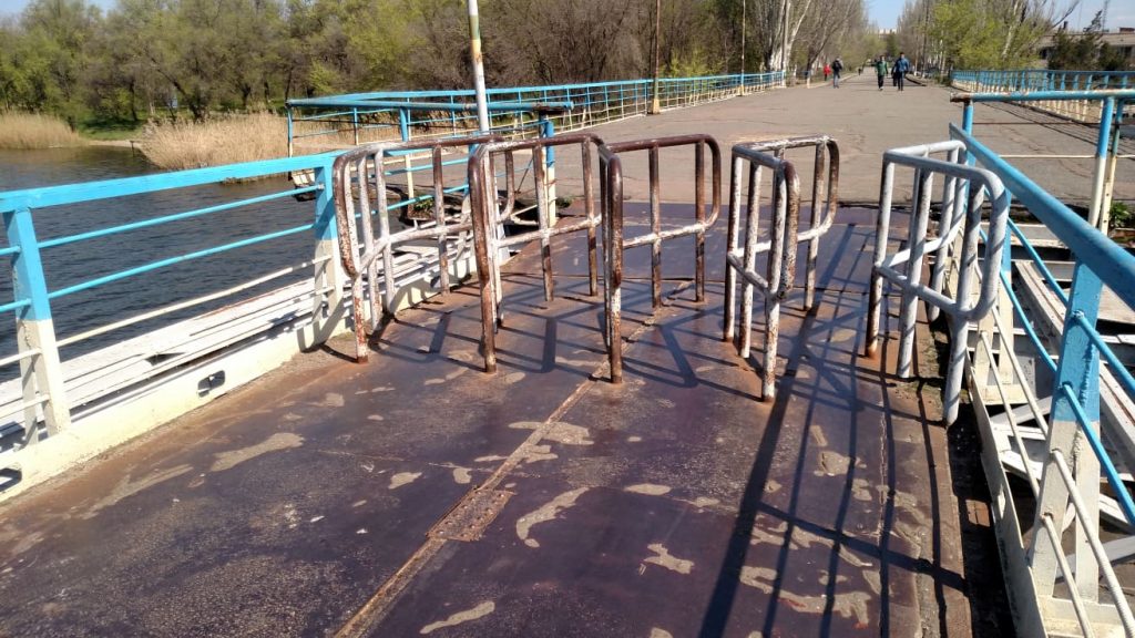 Николаевские велосипедисты ликуют. На понтонном мосту срезали часть металлических препятствий 1