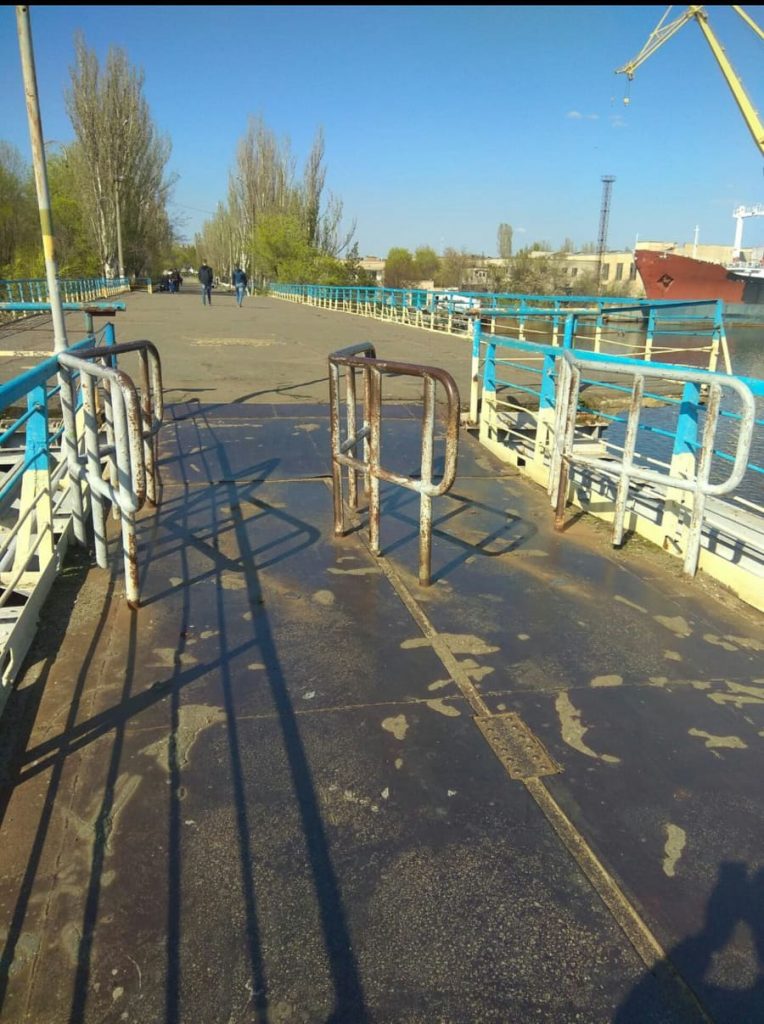 Николаевские велосипедисты ликуют. На понтонном мосту срезали часть металлических препятствий 3