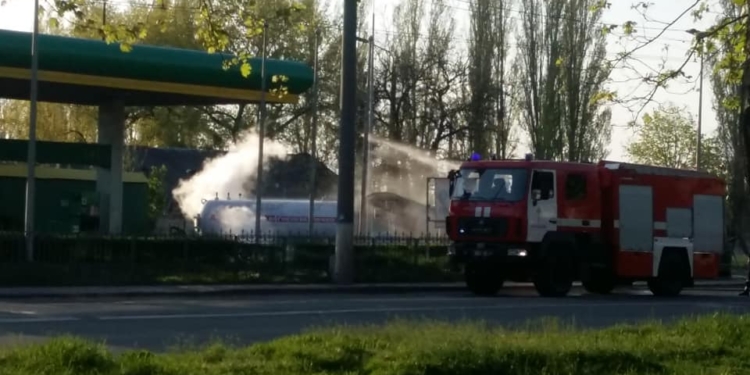 ОБНОВЛЕНО. В Николаеве на автозаправке произошла утечка газа. Электричество в Соляных временно отключат
