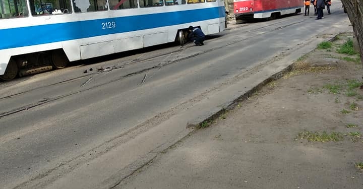 В Николаеве с рельсов сошел трамвай