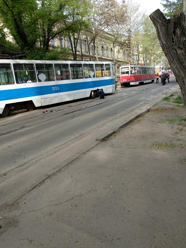 В Николаеве с рельсов сошел трамвай 1