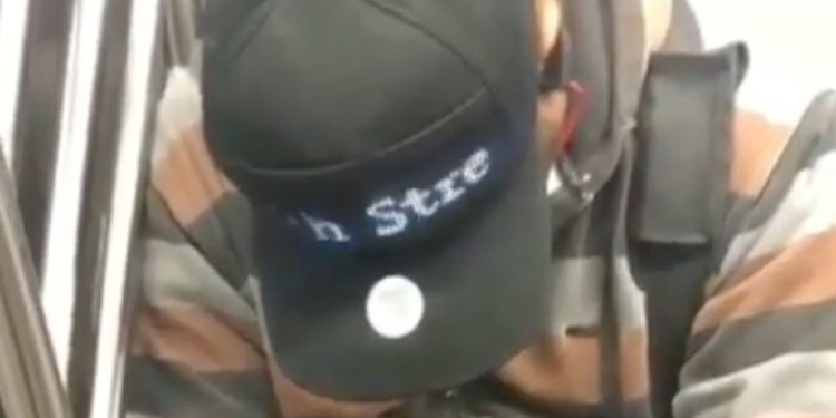 Американец придумал, как не проспать свою остановку — нужна кепка с бегущей строкой