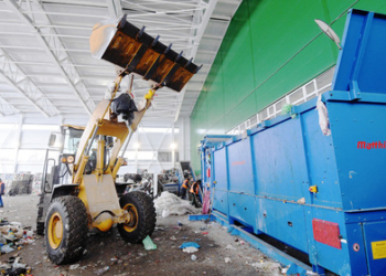 Семья из Тюмени перерыла 7 тонн мусора, чтобы вернуть деньги за проданную квартиру