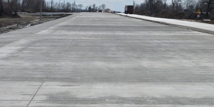 “Укравтодор” открыл движение на первой бетонной дороге в Украине