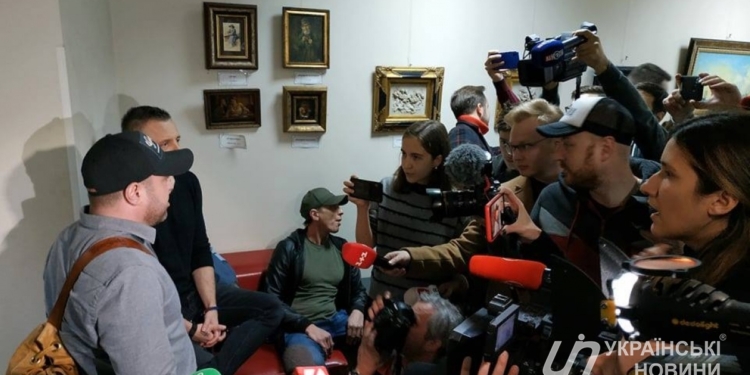 Скандал. Пресс-конференция друга детства Зеленского Манжосова с ожидаемым компроматом сорвалась – Манжосов сбежал