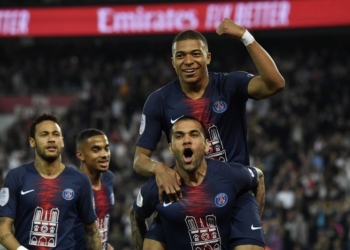 Футболисты ПСЖ в раздевалке устроили заплыв из шампанского, празднуя победу в чемпионате