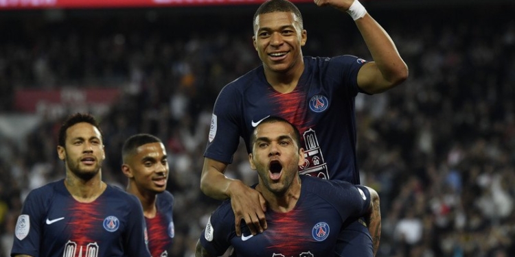 Футболисты ПСЖ в раздевалке устроили заплыв из шампанского, празднуя победу в чемпионате