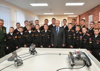 Суворовцы показали Путину “российских” роботов, которые сделаны в Южной Корее