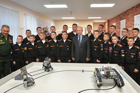Суворовцы показали Путину "российских" роботов, которые сделаны в Южной Корее 1