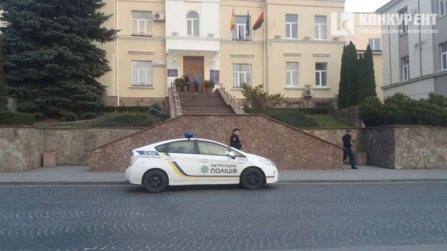 Перед входом в Луцкий городской совет мужчина угрожал самосожжением, требуя встречи с Зеленским 9