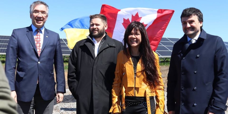 В Николаевской области посол Канады в Украине и певица Руслана открыли «канадскую» солнечную электростанцию