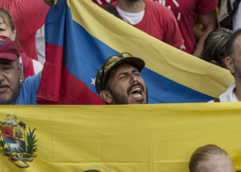 В Венесуэле по протестующим открыли огонь с вертолета – СМИ