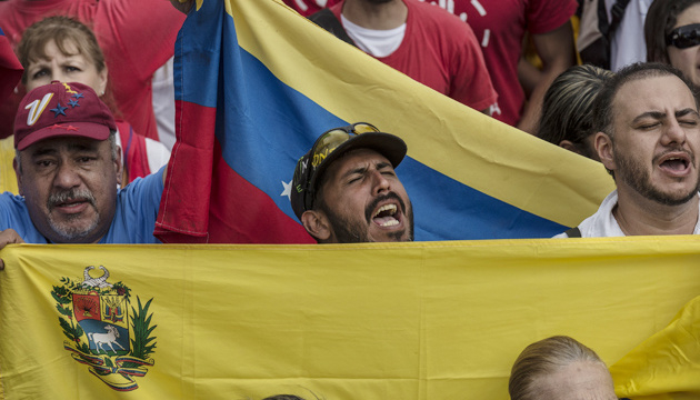 В Венесуэле по протестующим открыли огонь с вертолета – СМИ