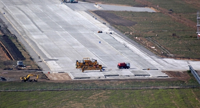 Взлетную полосу Одесского аэропорта достроят до конца года