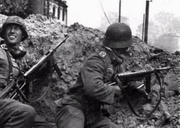 Ко Дню Победы общежитие в российском Саратове украсили фотографиями солдат вермахта