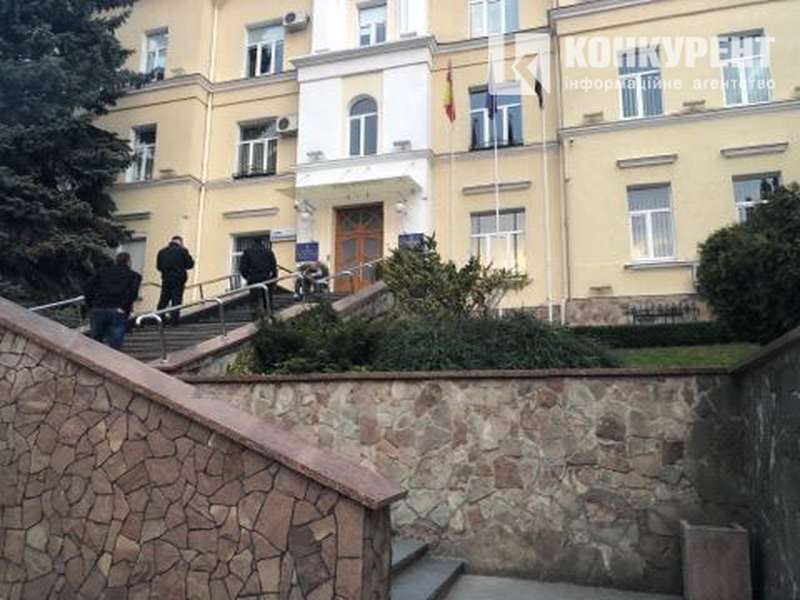 Перед входом в Луцкий городской совет мужчина угрожал самосожжением, требуя встречи с Зеленским 11