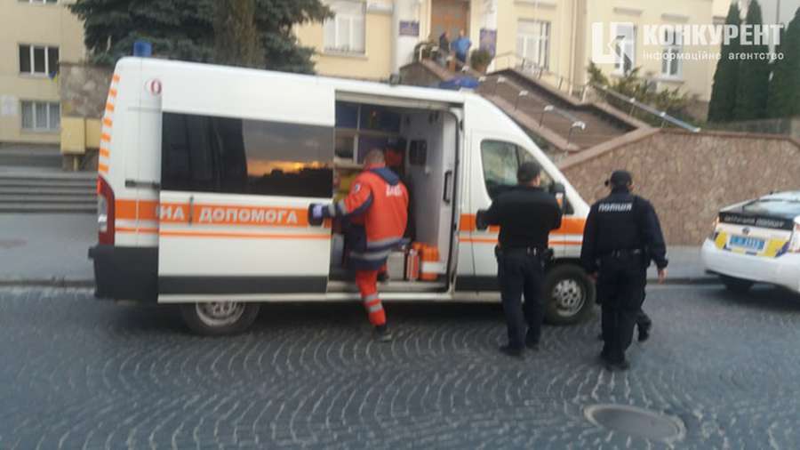 Перед входом в Луцкий городской совет мужчина угрожал самосожжением, требуя встречи с Зеленским 15