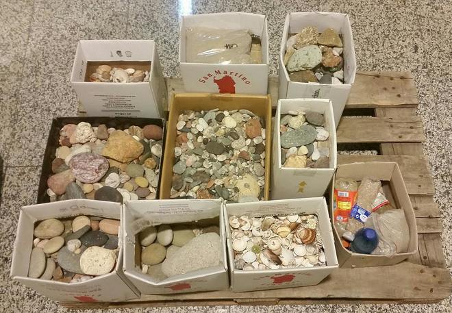 Неправильный сувенир на память: туристы пытаются вывезти с Сардинии песок, камни и ракушки 15