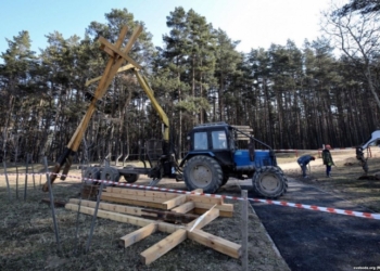 В Беларуси снесли кресты памяти жертв репрессий и задержали активистов