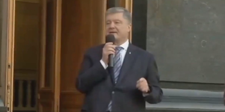 “Уныние – тяжкий грех” и “Я вернусь” – Порошенко встретился с избирателями