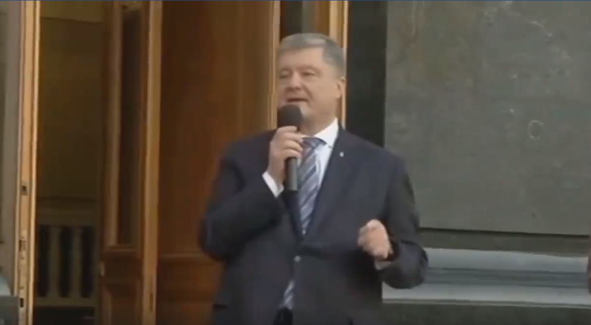 “Уныние – тяжкий грех” и “Я вернусь” – Порошенко встретился с избирателями