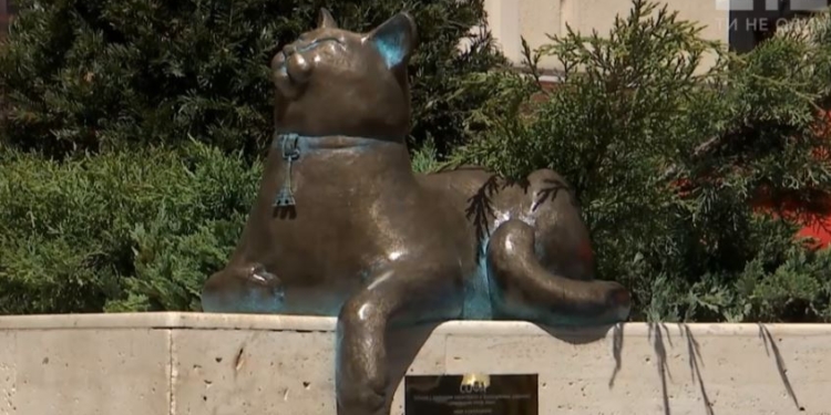 Софа с характером. В Одессе открыли седьмой памятник кошке