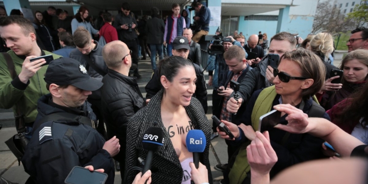 На участке Зеленского встретила голая девушка и призвала “не насиловать страну”