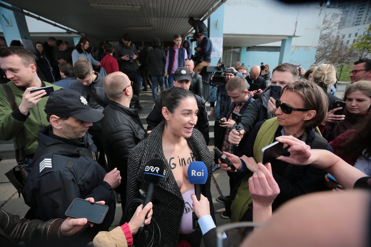 На участке Зеленского встретила голая девушка и призвала “не насиловать страну”