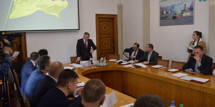 Сенкевич убирает киевлянина Крейнина и экс-губернатора Садыкова из исполкома