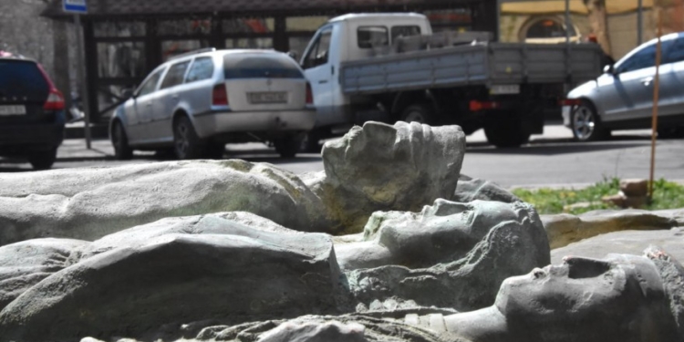 «Потрачены небольшие средства, но большие нервы»: в Николаеве сняли еще одну советскую мемориальную доску