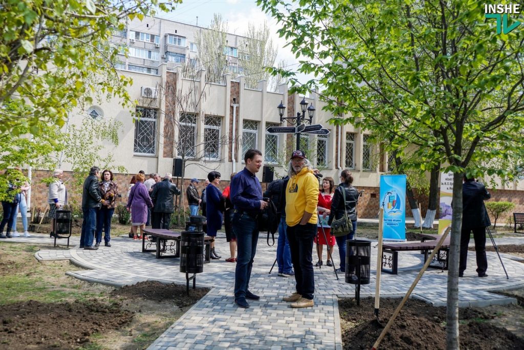 Литературный сквер в Николаеве пополнился именными деревьями в честь Екатерины Голубковой и Валерия Карнауха 1