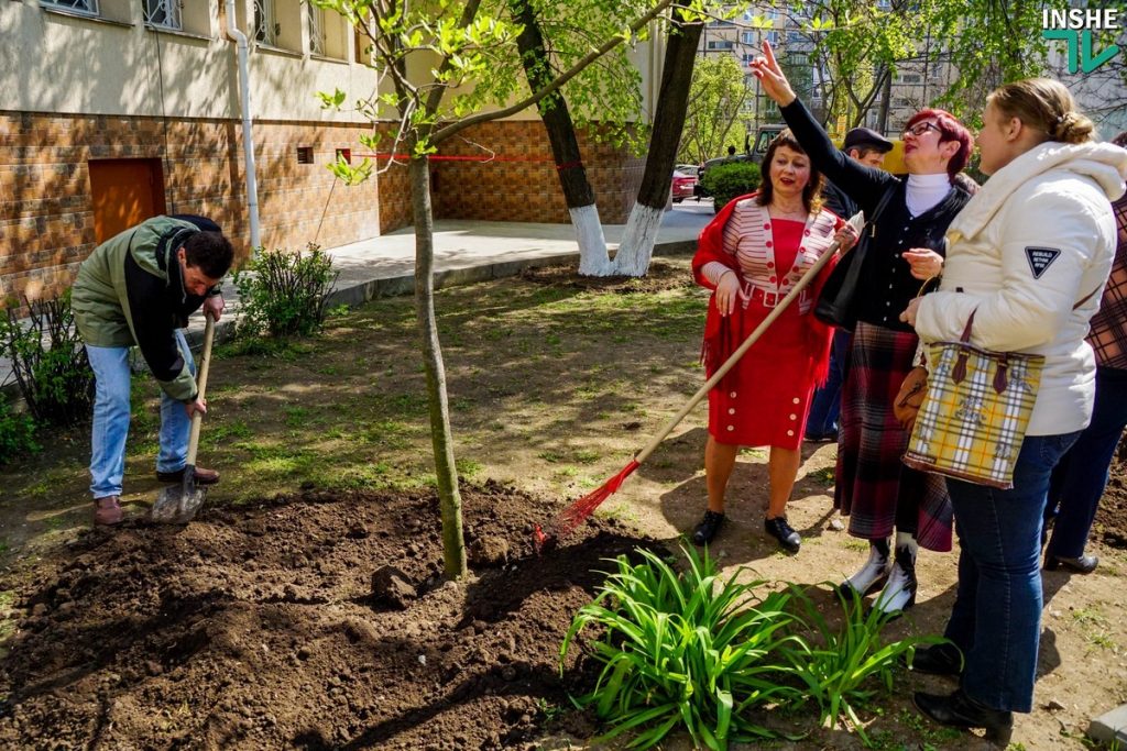 Литературный сквер в Николаеве пополнился именными деревьями в честь Екатерины Голубковой и Валерия Карнауха 45