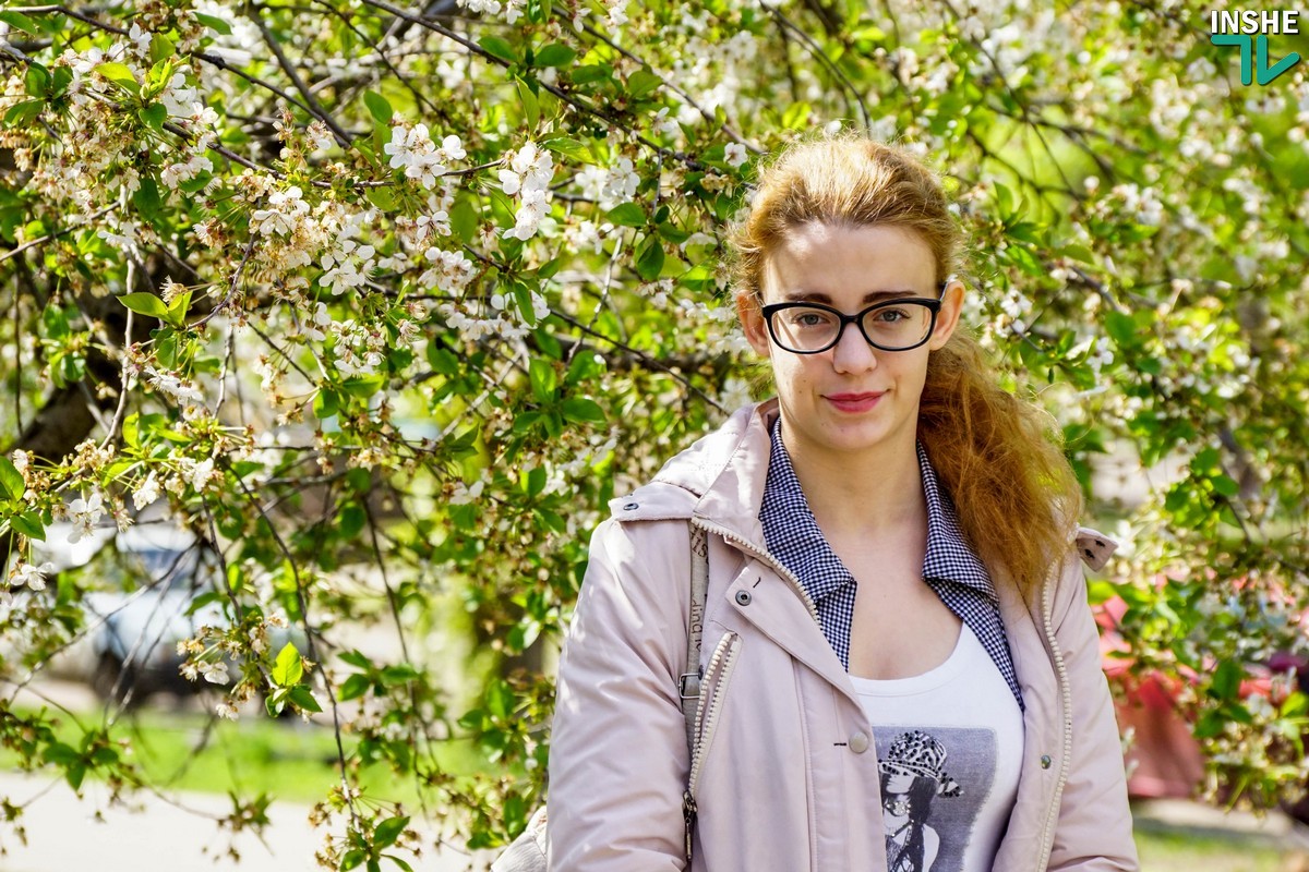 Литературный сквер в Николаеве пополнился именными деревьями в честь Екатерины Голубковой и Валерия Карнауха