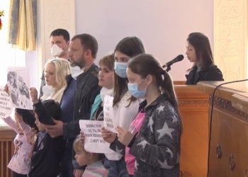 Жители дома по Заводской, которых «подпирает» галерея для зерна в порту, попросили депутатов горсовета помочь с отселением