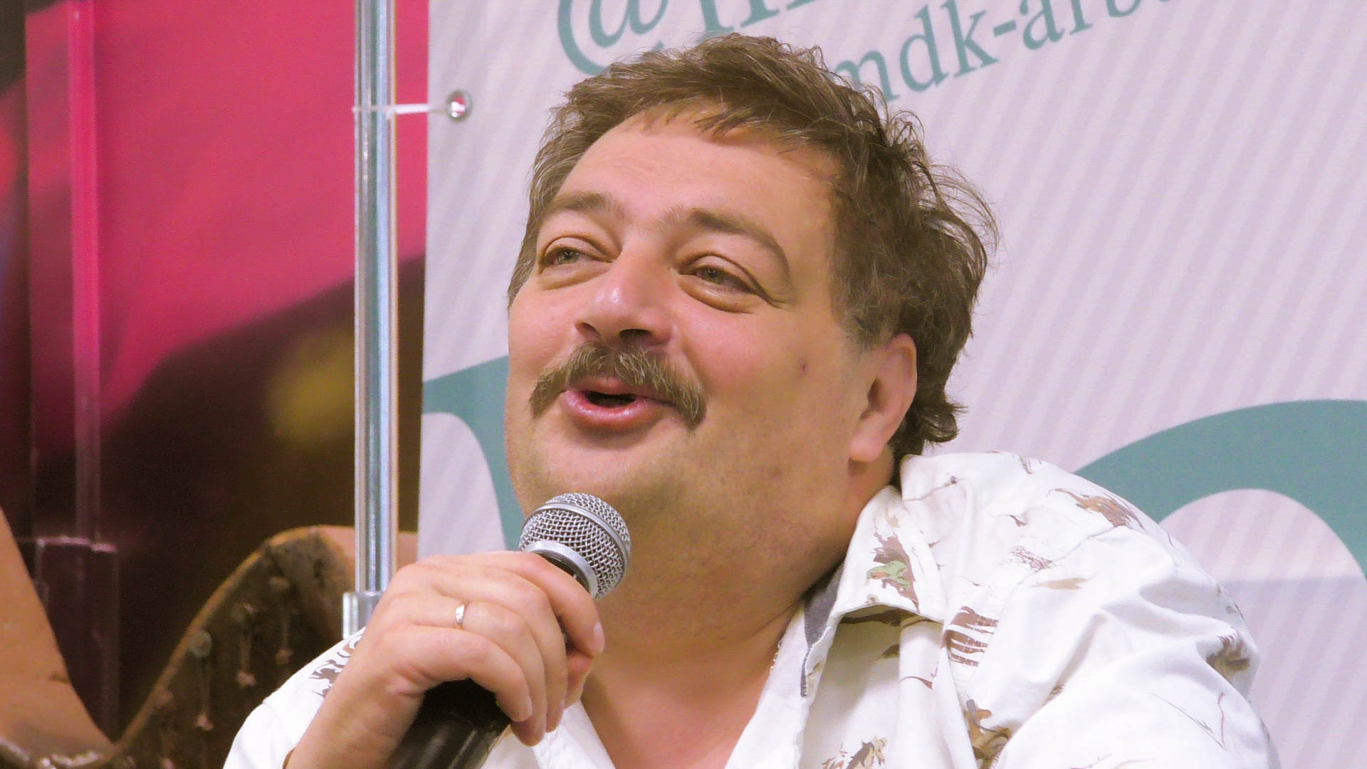 Писателя Дмитрия Быкова экстренно госпитализировали